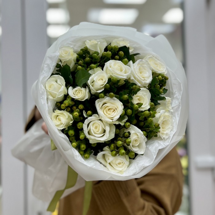 17 белых роз с гиперикумом